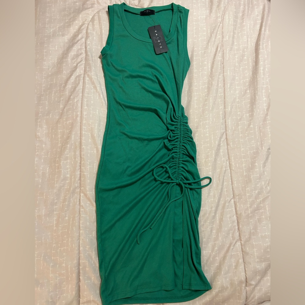 Ribbed green midi-dress with slit